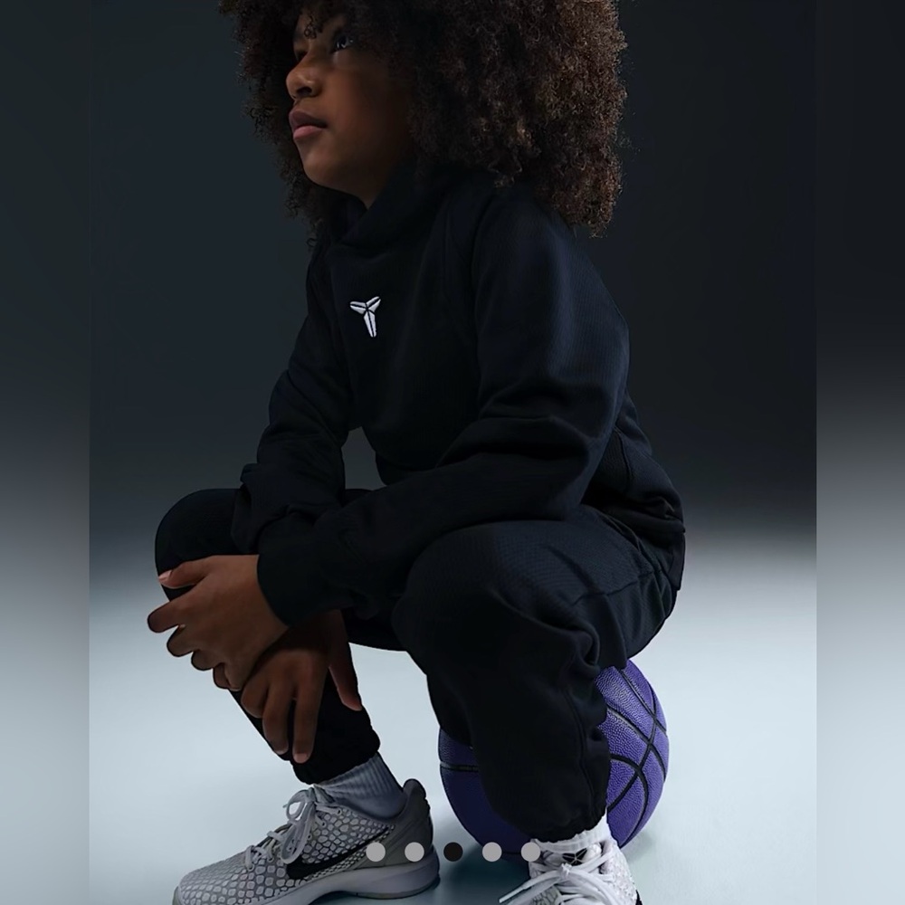 NWT! Kobe Big Kids' Nike Therma-FIT Pullover
Hoodie - Picture 3 of 12